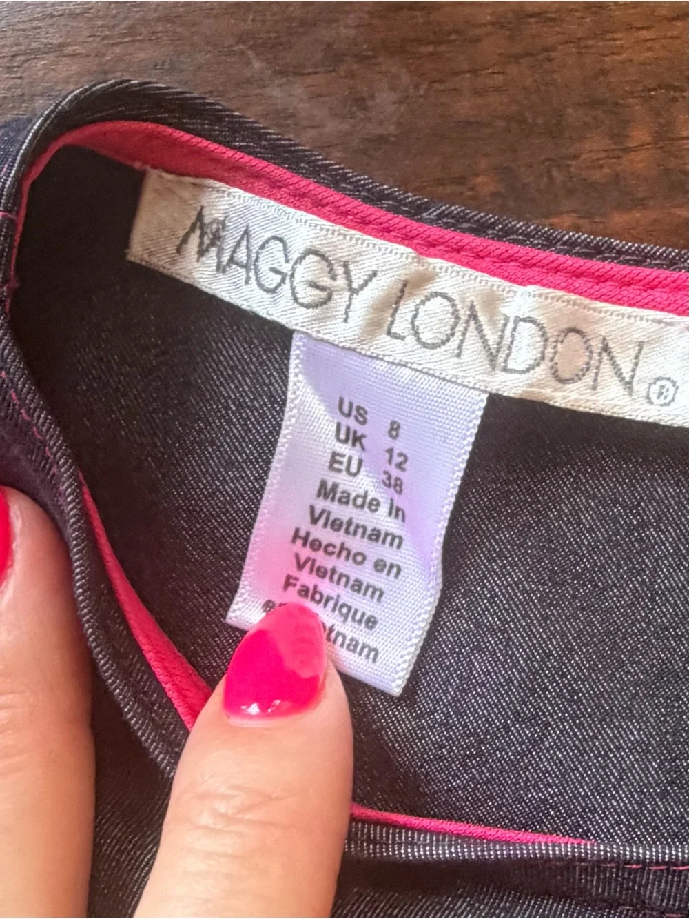 Maggie London Dark Wash Denim Sheath Dress Size 8 Pink Back Zipper⁠